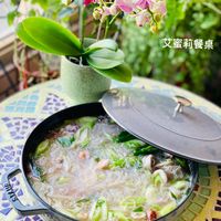可能是麵、火鍋和顯示的文字是「艾蜜莉餐桌 S RODL SUUs 80 」的圖像