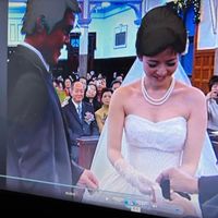 可能是電視、婚禮和顯示的文字是「呢 01:02:07 DVD K4 IN PPP 蛋便」的圖像