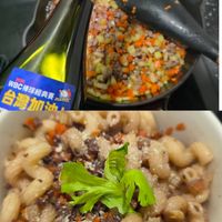可能是燉小牛膝、義大利麵和文字的圖像
