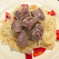 可能是炒麵、義大利麵、麵和肉排的圖像