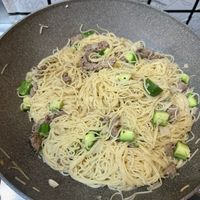 可能是麵、義大利麵、炒麵和香菇的圖像