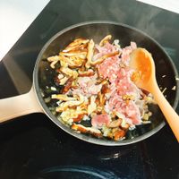 可能是炒飯和歐姆蛋的圖像