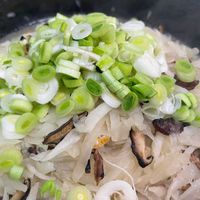可能是拉麵、鯷魚、香菇和粥的圖像