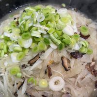 可能是香菇、拉麵、粥和麵的圖像