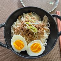 可能是拉麵、蛋黃、水波蛋和麵的圖像