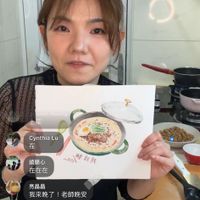 可能是顯示的文字是「 21:31 36 現正直播4 O 40 現正直播 TenHdang Cynthia CynthiaLu Lu 在 執蘭心 顏蘭心一命能 p2 新能 在在在 亮晶晶 我來晚了！老師晚安 我來晚了！. 老師晚安 Shih-chiHsu Shih Shih-ch chi Hsu 在 生 愛兒莎 留言....… 即時 即時聊天室」的圖像