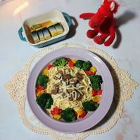 可能是炒麵、義大利麵和顯示的文字是「 STAUB TAU STALR 」的圖像