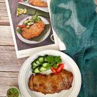可能是煙燻鮭魚、肉排和文字的圖像