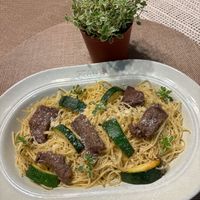 可能是肉排和義大利麵的圖像