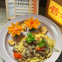 可能是拉麵、義大利麵、豆腐、香菇、炒麵、麵和文字的圖像