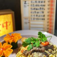 可能是炒麵、義大利麵和文字的圖像