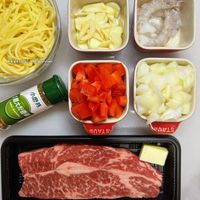 可能是蝦、炒麵、肉排、麵、義大利麵和文字的圖像