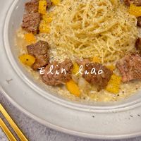 可能是義大利麵、肉排和顯示的文字是「 Elin inlia. liao 」的圖像