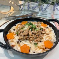 可能是拉麵、豆腐、粥、麵和顯示的文字是「 STAU 100% 100%ADARLA %ADARLA @AFEBO BARSIL 73843W TELE 」的圖像