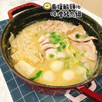 可能是火鍋、豆腐和顯示的文字是「直播解鎖16 味增豬肉鍋 (รา 」的圖像
