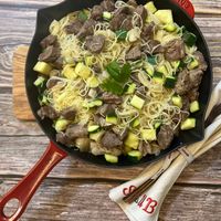 可能是‎肉排、義大利麵、香菇、炒麵和‎顯示的文字是「 ‎3TeHb STaUB STAUB SUB ص‎ 」‎‎ 的圖像