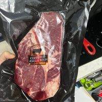 可能是顯示的文字是「 SINCE19 SINCI CERTIFIED ANGUS BRAND BEEF® 」的圖像