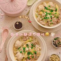 可能是‎拉麵、麵、豆腐、炒麵、火鍋和‎顯示的文字是「 ‎10 कर STAUB م 茶 STAUB 油潑辣子 >>>>> 15 亂素的麵還不錯吃 م 肉 00.. 猫 -১ 000‎ 」‎‎ 的圖像