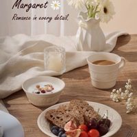 可能是‎咖啡杯和‎顯示的文字是「 ‎Margaret Romance Romanceineverydetail. in every detail. م ut 温品‎」‎‎ 的圖像