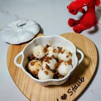 可能是甜點、龍眼和顯示的文字是「 G Staub 」的圖像