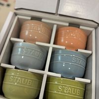 可能是顯示的文字是「 STARU ISTAOI STAU STAU 02) STAUB 화 STAUB S 」的圖像