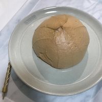 可能是黑麥麵包、法式長棍麵包和戚風蛋糕的圖像