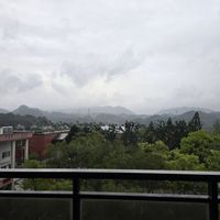 可能是香港太平山、霧和雲的圖像