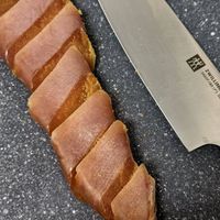 可能是刀、黑麥麵包、法式長棍麵包和巴布卡麵包的圖像