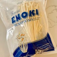 可能是香菇、義大利麵、麵包棒和顯示的文字是「 የጋጋልት e336 1 Fresh ENOKI ΝΟ MUSHROOMS MUSHROOM GOLDEN NEEDLE NZGrownPackedFreshCa acked Fresh Daily NZ Grown 100g(3 5oz) Net Weight: NetWeight:100g(3.5oz) ted ofrige PleaseKeer Keep Please 」的圖像