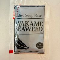 可能是食物和顯示的文字是「 TI T E. A R 'Miso Soup Base WAKAME SEAWEED One Serving 」的圖像