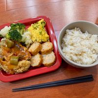 可能是歐姆蛋、豆腐和炸丸子的圖像