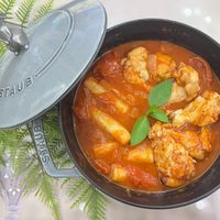 可能是豆腐和顯示的文字是「 STAUB STAUB TAU UA 」的圖像