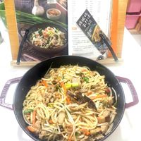 可能是炒麵、義大利麵、拉麵、豆腐和文字的圖像