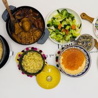 可能是麵、炒飯、西班牙大鍋飯、北非小米飯、豆腐、炒麵、燉小牛膝和印度香料飯的圖像