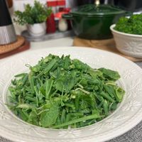 可能是綠葉甘藍和紫蘇的圖像