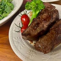 可能是燉小牛膝、肉排和文字的圖像