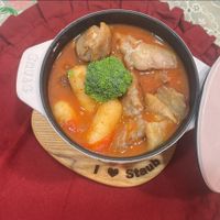 可能是火鍋和顯示的文字是「 ln SIAVD 民 አህፀ 」的圖像
