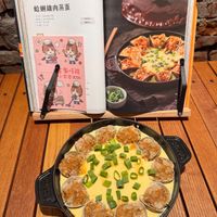 可能是西班牙大鍋飯和文字的圖像