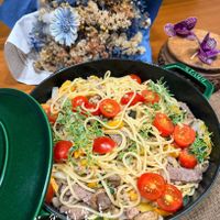 可能是義大利麵和顯示的文字是「 STAUB 」的圖像
