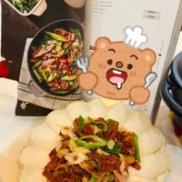 可能是火鍋、肉排和文字的圖像