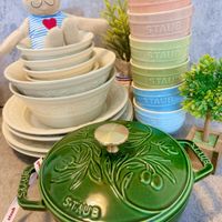 可能是顯示的文字是「 STAUB STAUB STAUB STAUB STAUB STAUD STAUB 0B stamb চै SIAUB STAUB 」的圖像