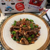 可能是‎炒麵、肉排、快炒和‎顯示的文字是「 ‎staub കയ staub staub staub staub 双eStaub سيد 祝 Staub‎ 」‎‎ 的圖像