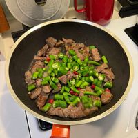 可能是肉排和快炒的圖像
