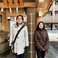 可能是一或多人、牛角扣大衣和顯示的文字是「手水会 * 大尺 조.k 四人」的圖像