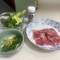 可能是生魚片和文字的圖像