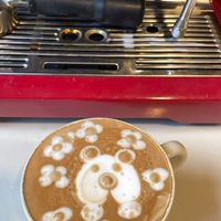 可能是咖啡機、咖啡和咖啡杯的圖像