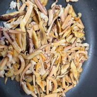 可能是義大利麵、香菇和鯷魚的圖像