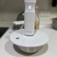 可能是咖啡機、泡茶器和顯示的文字是「然 유화 炭 m ZWILLING 」的圖像