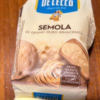 可能是顯示的文字是「 DECECCO Mugnai dal -Migmaidal1831 1831- SEMOLA DI GRANO DURO RIMACINATA IDEALE PER-PASTA- EPRODOTTI DAFORNO ALUNGA LIEVITAZIONE LEMACINATE LEMACINATE 」的圖像