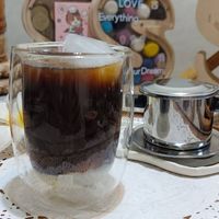 可能是咖啡機、咖啡杯、咖啡和泡茶器的圖像